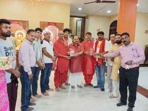 मंदिर के भूमि पूजन का कार्ड देने जाते हुए भाजपा नेता प्रशांत गंभीर,सुधीर चढ़ा,कुलदीप रेहान, प्रहलाद सिंह, रमन कुमार, भागयनारन व अन्य